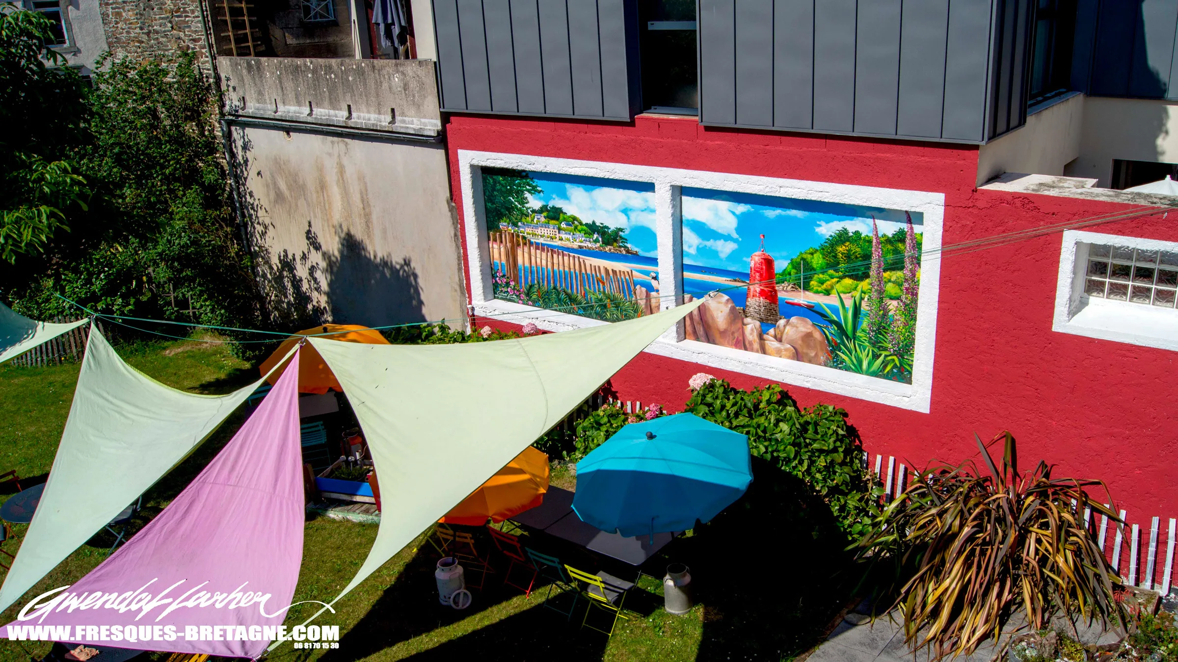 Murs mitoyen: une peinture artistique sur le mur dans le jardin d'une crêperie